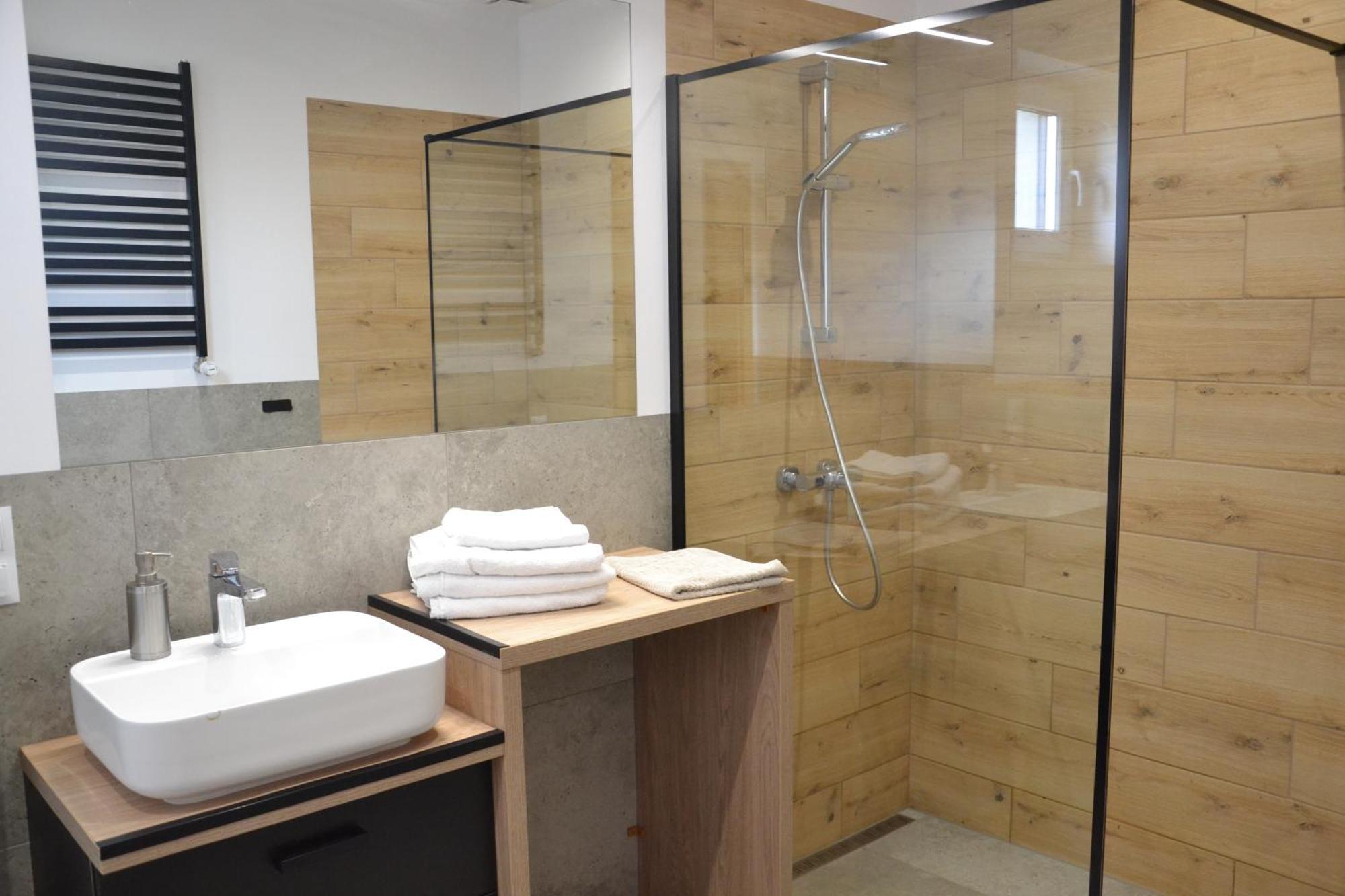 Apartamenty Na Ceglanej ออชเวียนชิม ภายนอก รูปภาพ