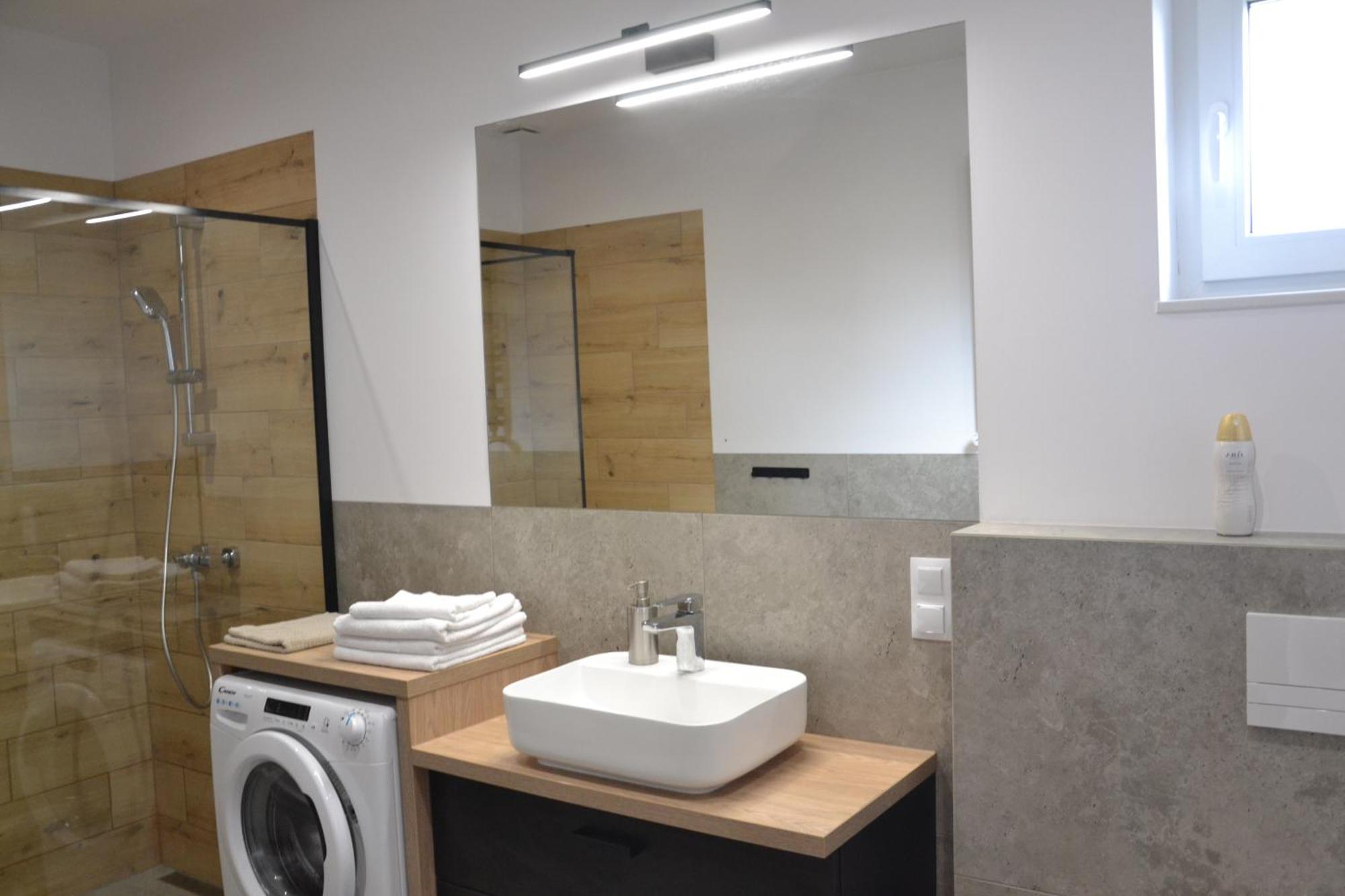 Apartamenty Na Ceglanej ออชเวียนชิม ภายนอก รูปภาพ